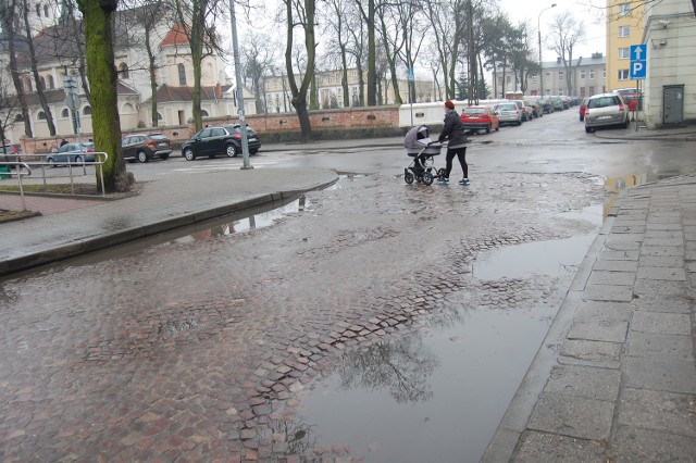 Na ul. św. Wawrzyńca kocie łby zastąpi asfaltowa nawierzchnia. To jedna  z czterech ulic  w tym rejonie, które czeka remont