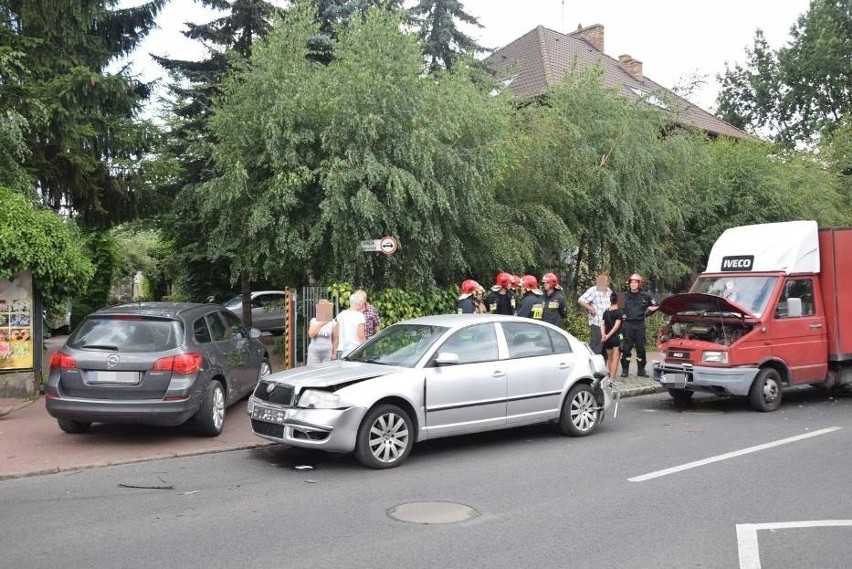 W Stargardzie zderzyły się trzy auta. Dwa osobowe i dostawczak [ZDJĘCIA, WIDEO]