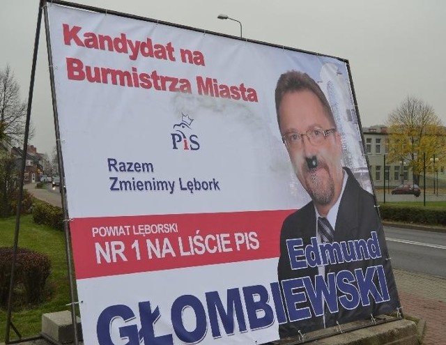 Zniszczony baner Edmunda Głombiewskiego. 