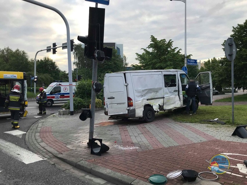 Wypadek autobusu w Katowicach. Trzy osoby poszkodowane ZDJĘCIA