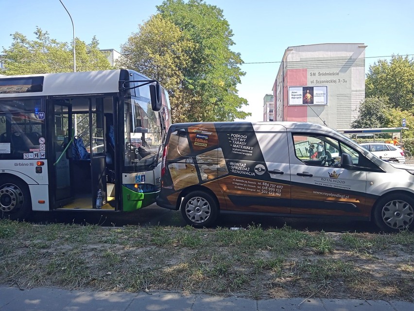 Kolizja na ul. Sczanieckiej w Szczecinie. Samochód osobowy zderzył się z autobusem