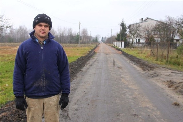 - W tym roku pogoda było dość długo ładna, ale drogowcy się nie wyrobili, bo pracowali gdzie indziej, o nas zapomnieli &#8211; mówi Łukasz Murawski, jeden z mieszkańców Woli Wacławowskiej.