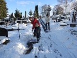 Więźniowie z Zakładu Karnego w Kwidzynie odśnieżali cmentarz [ZDJĘCIA]