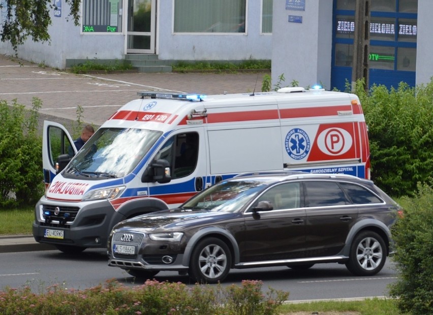 Pacjent wyskoczył z jadącej karetki. Upadł na ulicę, gdy ambulans pędził na sygnale... ZDJĘCIA