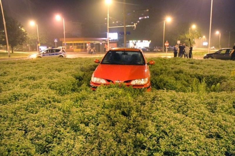 Renault na środku ronda Żołnierzy Wyklętych