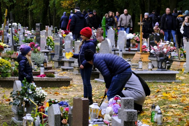 Oto zdjęcia z cmentarza na poznańskim Miłostowie.