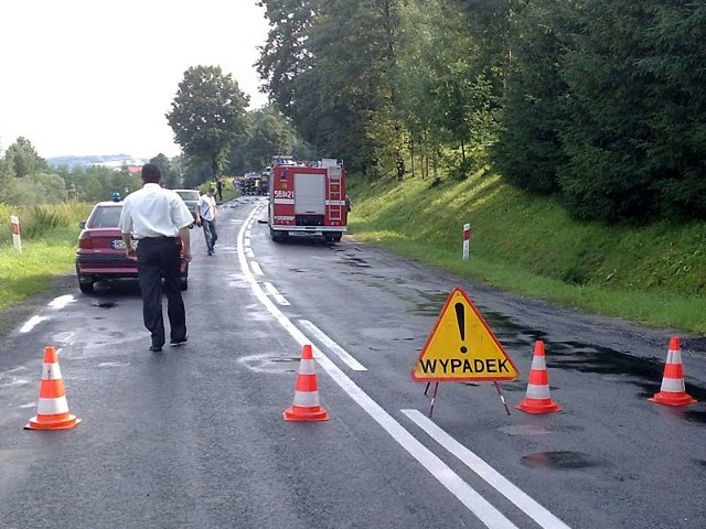 Zdjęcie z miejsca wypadku w Żarnowej. Droga nr 988 jest zablokowana.