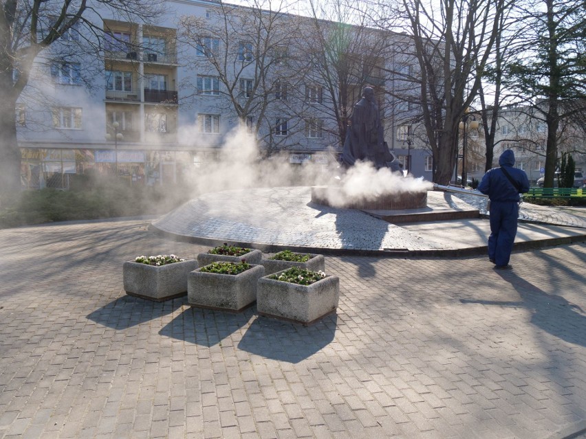 Duża akcja dezynfekcji miejsc publicznych w Stalowej Woli. Przy użyciu armatek do produkcji śniegu [ZDJĘCIA]