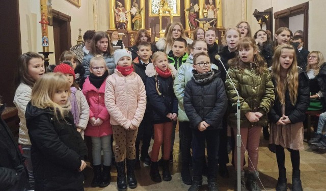 Pierwszy Przegląd Kolęd i Pastorałek w Gnojnie. >>>Zobacz więcej na kolejnych slajdach.