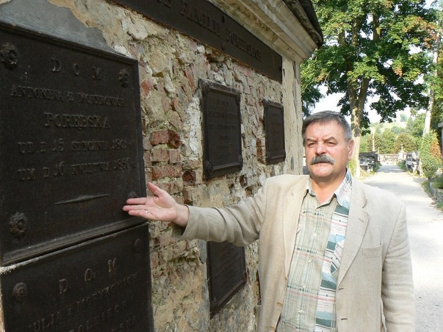 Odnowienie tego  grobowca  rodziny Porębskich będzie kosztowało kilkadziesiąt tysięcy złotych &#8211; mówi Stanisław Szrek