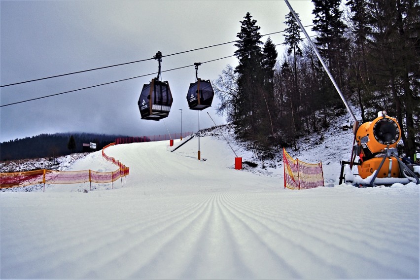 Gondola zabiera narciarzy i snowboardzistów z głównego...