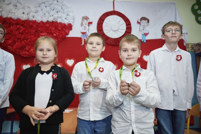 Biało-czerwone kokardy przygotowali uczniowie Szkoły Podstawowej nr 70 w Łodzi specjalnie na Święto Niepodległości -11 listopada.