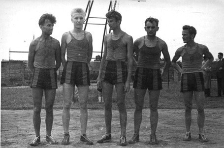 Koszykarze po treningu na stadionie "Startu" w 1958 roku.