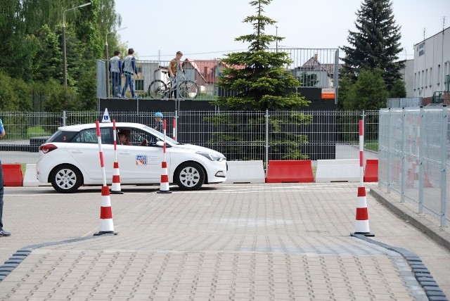 Plac manewrowy ośrodka egzaminowania w Grójcu został przygotowany na terenie Grójeckiego Ośrodka Sportu. Sprawdziany umiejętności przyszłych kierowców odbywają się tam od końca maja.