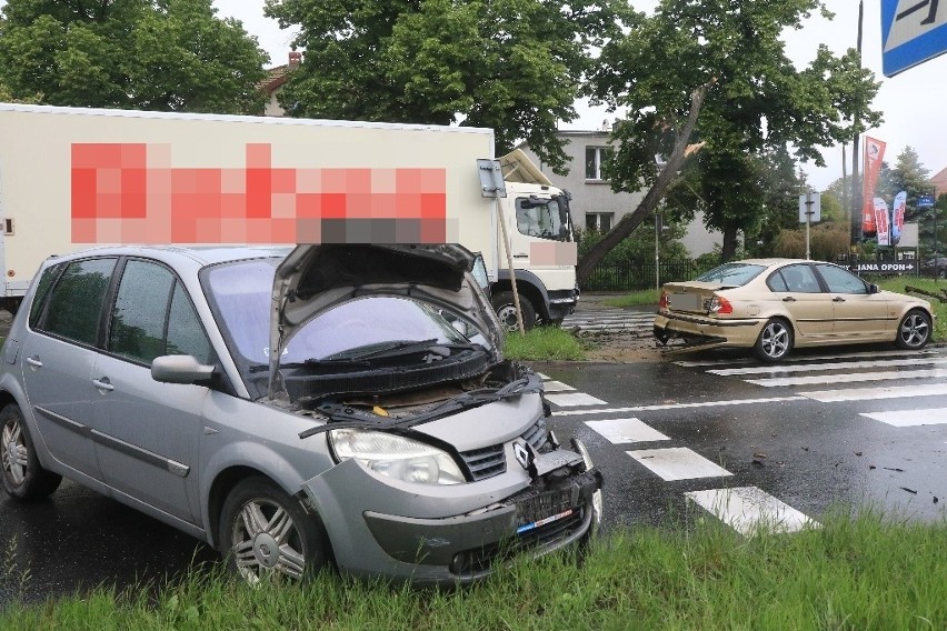 Wypadek na Kochanowskiego. Ukrainiec wjechał ciężarówką w dwa samochody i drzewo 