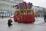 Częstochowa. Świąteczny autobus z prezentami stanął na Placu Biegańskiego. Jakie ozdoby zostaną jeszcze zainstalowane?