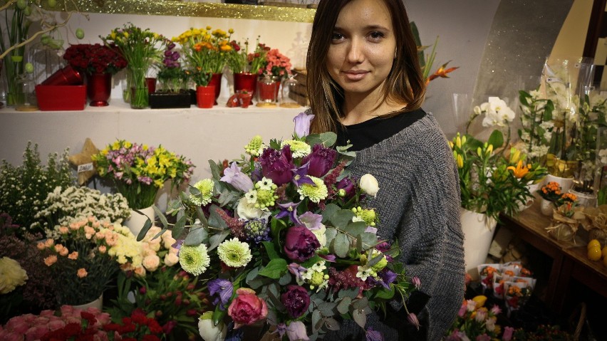 soby pracujące w kwiaciarniach czy sprzedające róże na...