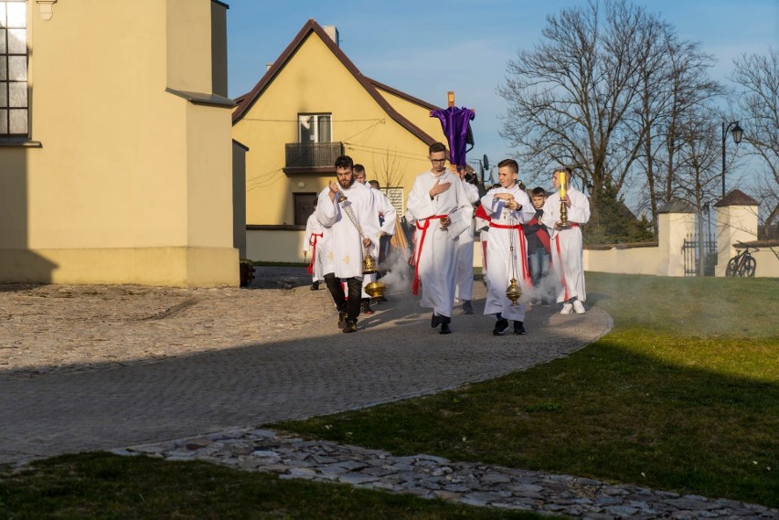 Msza Wieczerzy Pańskiej i obrzęd obmycia nóg 12 mężczyznom w parafii świętego Michała Archanioła w Daleszycach