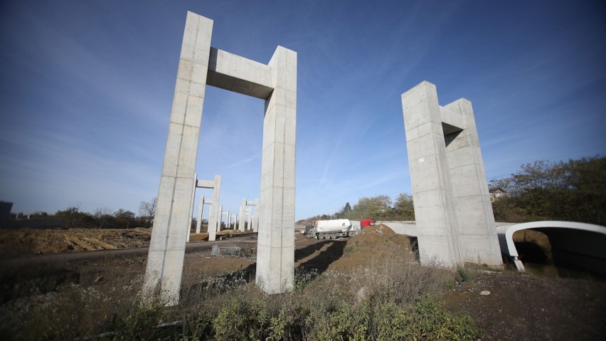 Las betonowych filarów w Krakowie. Tak ogromną inwestycją jest węzeł Grębałów!