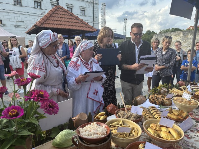 Mateusz Gessler oceniał potrawy na konkursie „Nasze sandomierskie kulinaria regionalne” w Sandomierzu. Więcej na kolejnych zdjęciach.
