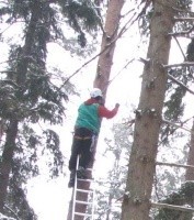 Jeden z alpinistów protestujących w Dolinie Rospudy spadł z sosny