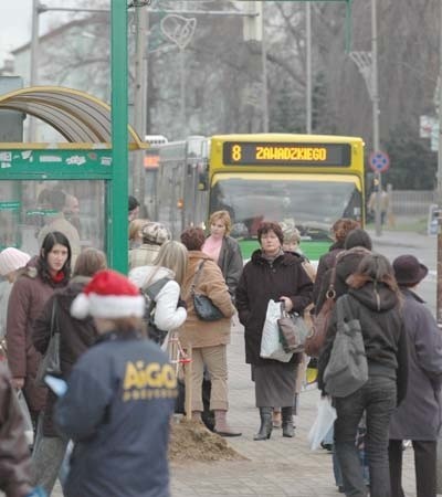 Na razie na przystankach zamontowano słupy, na których zawisną tablice świetlne