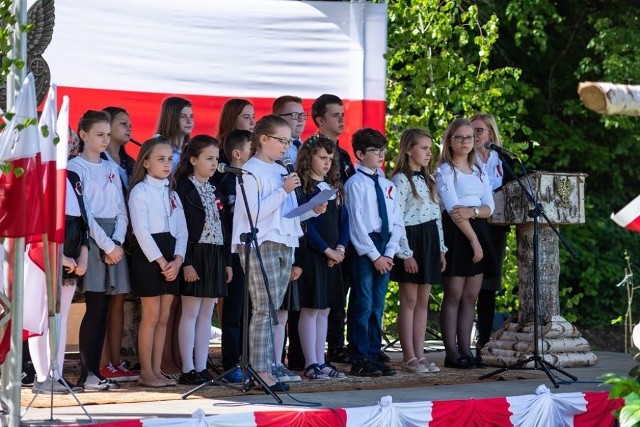 Uroczystości rozpoczęły się od montażu słowno-muzycznego pn. „Wdzięczni za Niepodległość” w wykonaniu uczniów Szkoły Podstawowej imienia  Bohaterów Bitwy pod Konarami w Konarach.