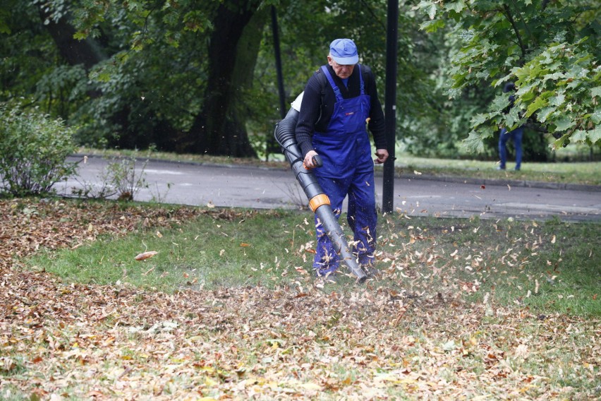 Mieszkańcy Łodzi skarżą się na hałas, tumany kurzu i pyłu wywoływane przez dmuchawy