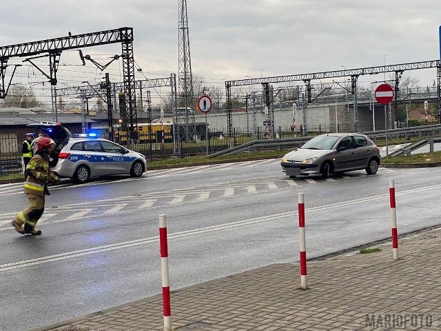 Wypadek w Opolu. Na ulicy Armii Krajowej zderzyły się osobówka i motocykl