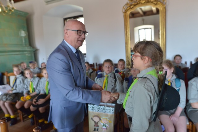 Z młodzieżą i opiekunami spotkał się Marek Bronkowski burmistrz Sandomierza.