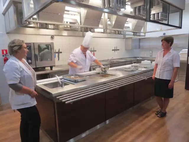 W nowej stołówce jest oddzielny kącik edukacyjny. Na zdjęciu szef kuchni: Józef Molenda, dietetyczka Anna Marianowicz i kelnerka Grażyna Osińska.