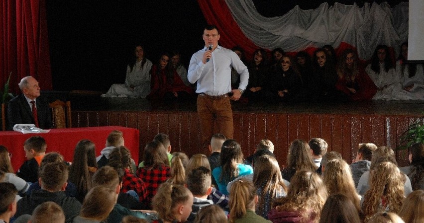 Mateusz Masternak odwiedził uczniów ze szkoły z Iwanisk, do...