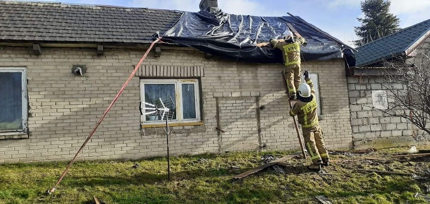 W miejscowości Dzierzkówek Nowy zerwany został dach jednego...