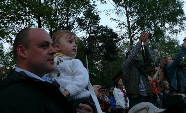 Prezydent Wojciech Bernatowicz z najmłodszą córeczką Agatką podczas uruchamiania fontanny.