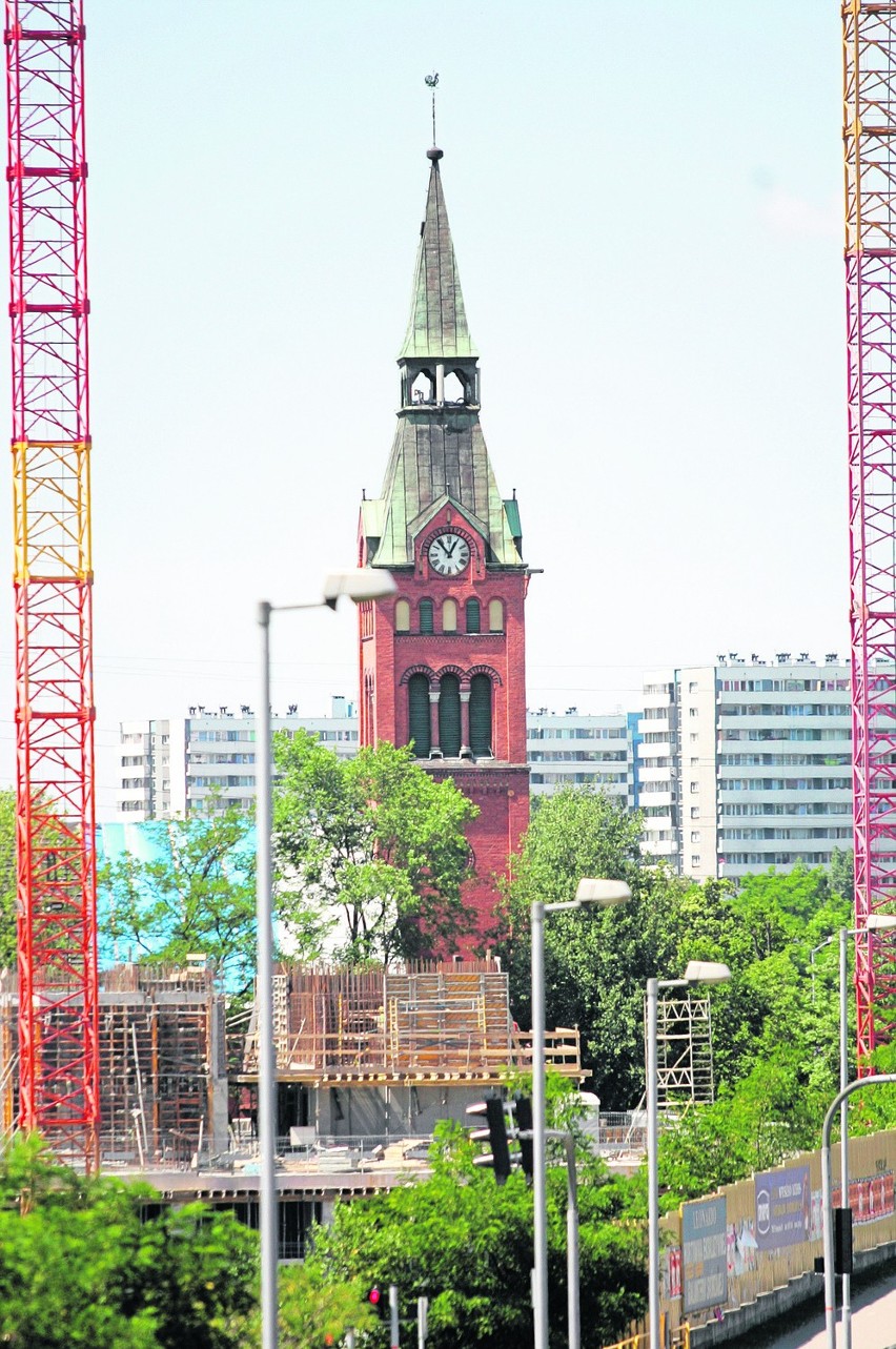 Tak było, tak jest. Katowice Dąb, ulica Chorzowska. Kościół i biurowce