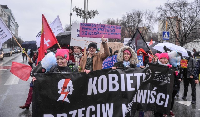 09.03.2019 Gdynia. Manifa Trójmiasto przeszła ulicami Gdyni. W marszu pod hasłem "Idziemy po swoje prawa!" udział wzięło około 300 osób.