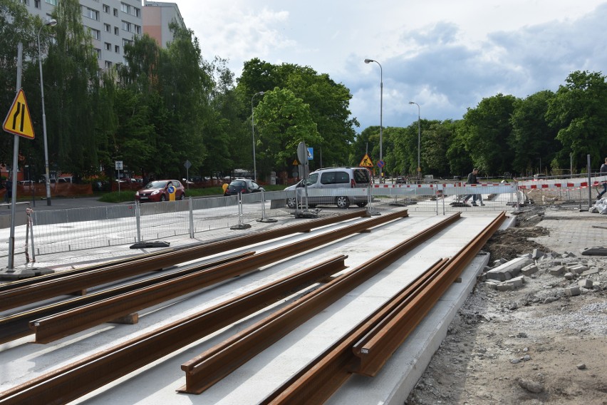 Kładą szyny na ul. Popowickiej we Wrocławiu