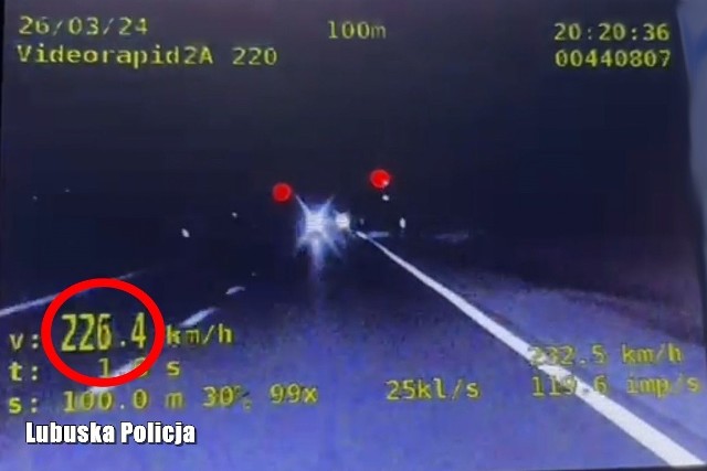 Co trzeba mieć – albo nie mieć – w głowie, by na drodze po której poruszają się inni kierowcy i jest ograniczenie prędkości do 90 km/h, rozpędzić auto do 226 km/h? To wie tylko 20-latek kierujący, a jakże, samochodem marki BMW. Jego zapał, miejmy nadzieję na dłużej, ostudzili policjanci z „drogówki”.