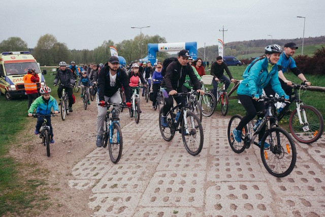 Popularność jazdy rowerem rośnie - i to zar&oacute;wno tej rekreacyjnej, jak i codzienne, rozumianej jako środek transportu do szk&oacute;ł, uczelni czy pracy. Potwierdza to opublikowany raport Fundacja Allegro All For Planet &bdquo;Kręć Kilometry po technologię&rdquo;. Dane zbierano do maja do września, w tym czasie każdy rowerzysta z włączoną specjalną aplikacją m&oacute;gł &quot;nabijać&quot; kilometry dla swojego miasta. A bydgoszczanie robili to bardzo skutecznie. Co wynika z raportu?więcej danych z raportu &gt;&gt;&gt; (kliknij lub przesuń zdjęcie gestem)&lt;center&gt;Stop Agresji Drogowej, odcinek 4:&lt;script class=&quot;XlinkEmbedScript&quot; data-width=&quot;640&quot; data-height=&quot;360&quot; data-url=&quot;//get.x-link.pl/342f06b4-45a5-180d-ad4c-92c0b88fc0aa,3324ea39-4ad1-b111-af47-3e8ce9c6c52f,embed.html&quot; type=&quot;application/javascript&quot; src=&quot;//prodxnews1blob.blob.core.windows.net/cdn/js/xlink-i.js?v1&quot;&gt;&lt;/script&gt;&lt;/center&gt;