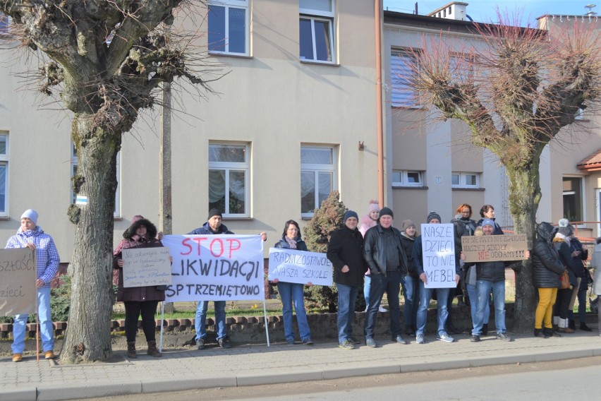 Kilkudziesięciu mieszkańców Trzemiętowa przyjechało...