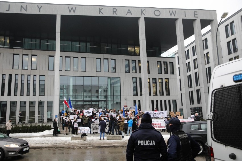 Kraków. Po raz kolejny manifestowali przed sądem poparcie dla niezależności sędziów [ZDJĘCIA]