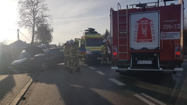 W Rawicy - Kolonii zderzyły się dwa samochody, do szpitala odwieziono cztery osoby podróżujące autami.