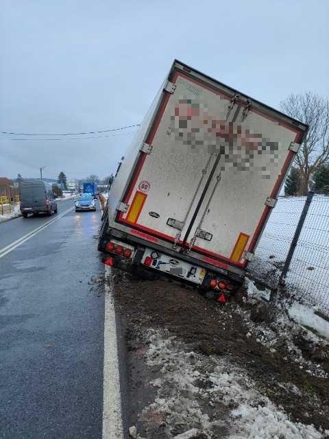 Ciężarówka wjechała do rowu w Dusocinie w powiecie...