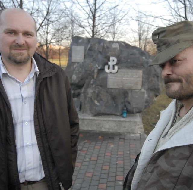 Krzysztof Stecki i Tomasz Zatwarnicki chcą oddać hołd powstańcom warszawskim.
