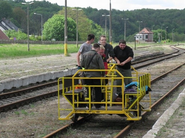 Ubiegłoroczny przejazd drezyną po uprzątnięciu torowiska. 