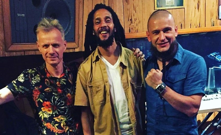 Na zdjęciu od lewej: Marcin Pospieszalski, Julian Marley i...