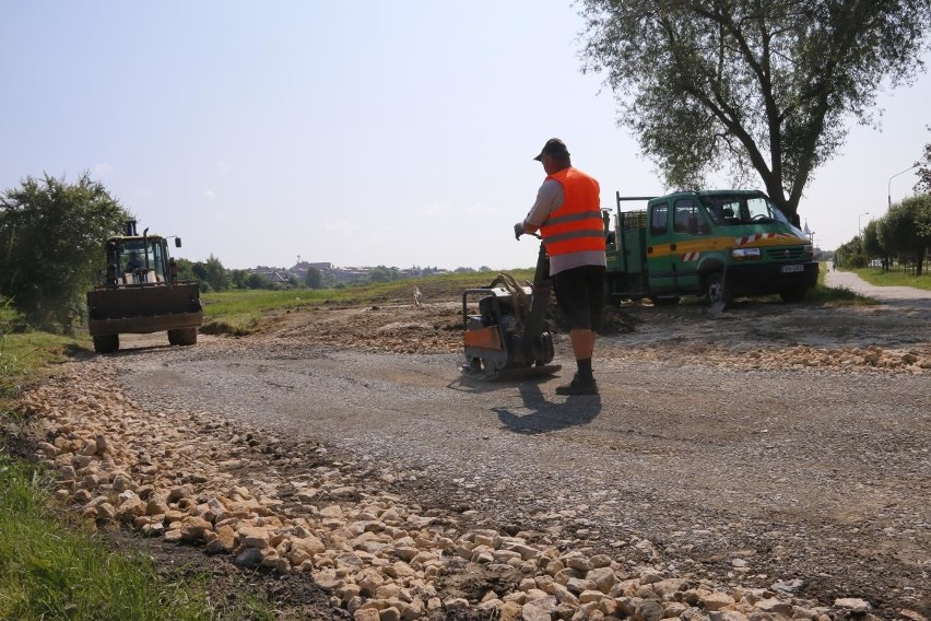 Intensywne prace w Parku Górników Siarkowych w Staszowie. Teren szybko się zmienia (ZDJĘCIA) 