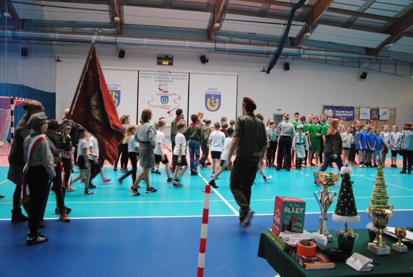 Harcerskie Mikołajki 2019 w Pińczowie. W turnieju gier i zabaw wzięło udział 80 uczestników z całego powiatu (DUŻO ZDJĘĆ)