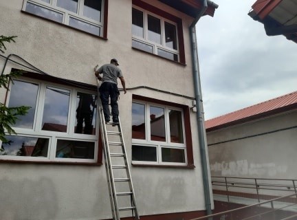 Na budynku szkoły w Rykoszynie trwa montaż kamer...