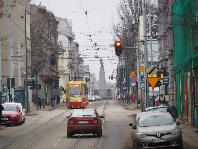 Pomorska - 11,3 km długościZdecydowanym liderem jest ul. Pomorska, która ma 11,3 km długości. Zaczyna się na placu Wolności i kończy w Nowosolnej. Powstała w latach 20 XIX wieku, czyli podczas narodzin Łodzi przemysłowej. To właśnie wtedy na południe od Starego Miasta powstało Nowe Miasto, w związku z czym wytyczono okoliczne ulice. Jedną z nich była ul. Pomorska, która pierwotnie nazywała się dość niepozornie – Średnia. Jej obecną nazwę radni miejscy nadali na początku 1920 roku na pamiątkę odzyskania niepodległości przez Polskę z dostępem do morza. Podczas PRL patronem ulicy był znany działacz komunistyczny Marceli Nowotko. Przy ul. Pomorskiej mamy tak znane obiekty, jak efektownie odnowiona siedziba Towarzystwa Kredytowego Miejskiego, Centrum Kliniczno – Dydaktyczne UM, siedziba i synagoga Gminy Wyznaniowej Żydowskiej oraz IV i VIII Liceum Ogólnokształcące.